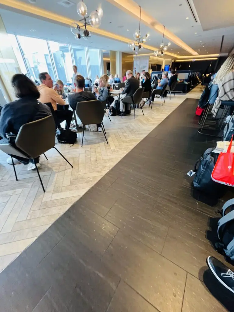 Review: United Polaris Lounge Chicago O'Hare (ORD)