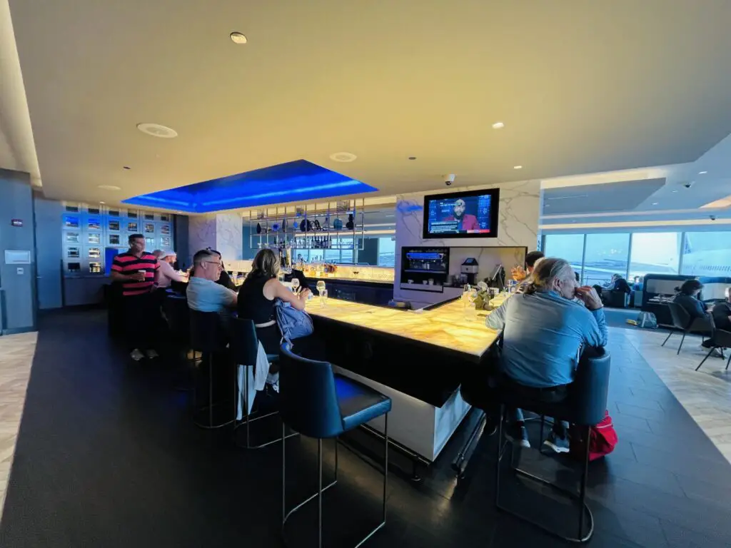 United Polaris Lounge ORD Bar