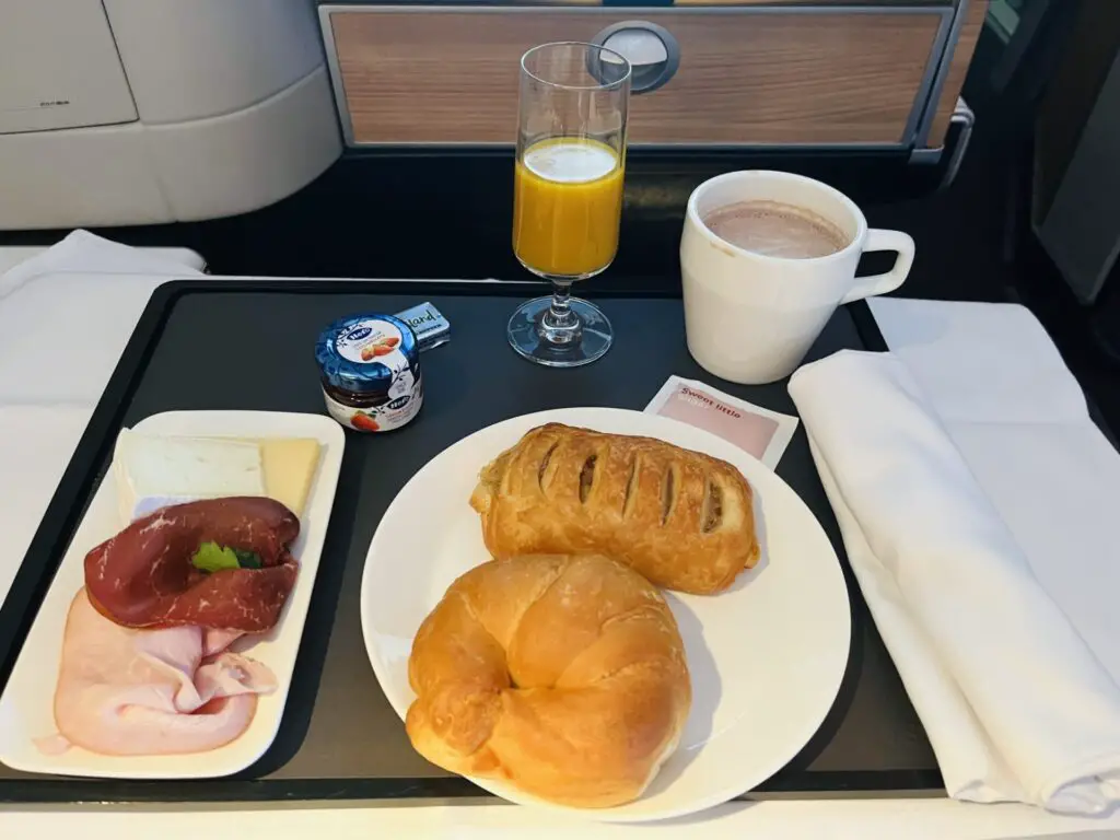 Review: SWISS LX9 Business Class Boeing 777-300ER Chicago (ORD) to Zurich (ZRH)