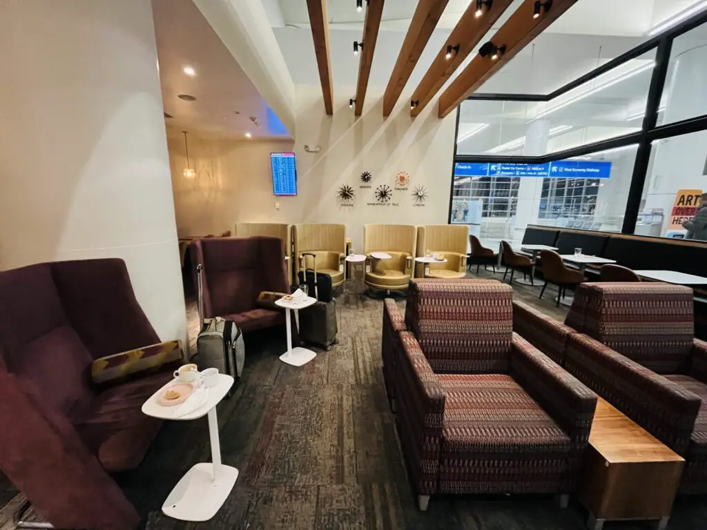 Review Escape Lounge PHX Terminal 3 For Amex Platinum Cardholders and Hawaiian Airlines First Class